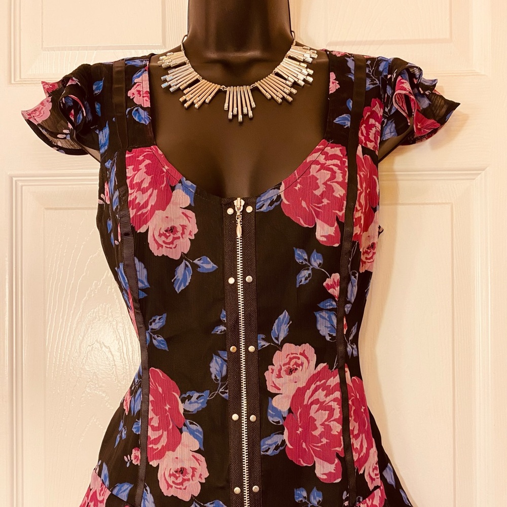 G by Guess Floral top, medium, black purple mauve.